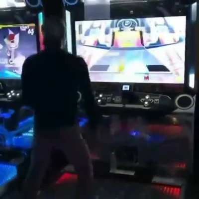 harika dans ediyor &ccedil;ok smooth amk
