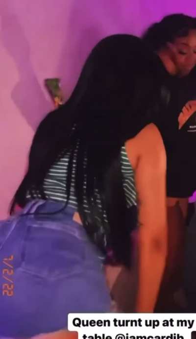Cardi B Twerking 🤯