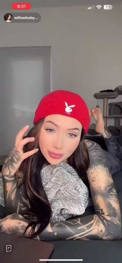 Tattooed babe showing soles on LIVE
