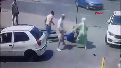 Fatih'te yabancı uyruklu olduğu belirtilen 3 kişi, tekme ve yumruklarla saldırdıkları bir kişinin çantasını çalmaya çalıştı