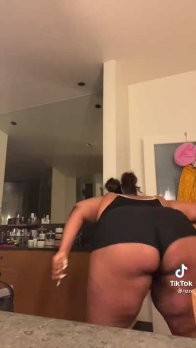 I&rsquo;m in love with Lizzo&rsquo;s thick ass as y&rsquo;all can tell lol 😩
