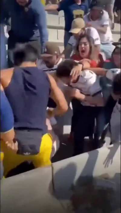 Aqu&iacute; es cuando se supone que debe servir el supuesto Fan ID, verdad? De pena ajena! 