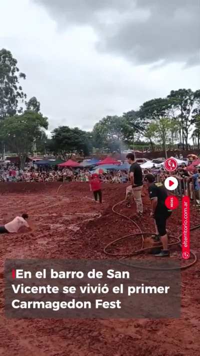 Autos chocar y barro, hombre ser feliz
