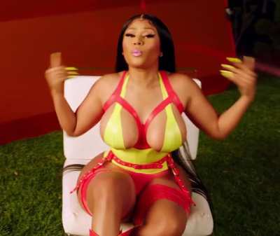 Nicki pretty titties 🥰