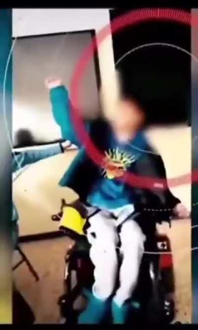 Cinco d&iacute;as de expulsi&oacute;n por vejar y maltratar a un estudiante con par&aacute;lisis cerebral y grabarlo.