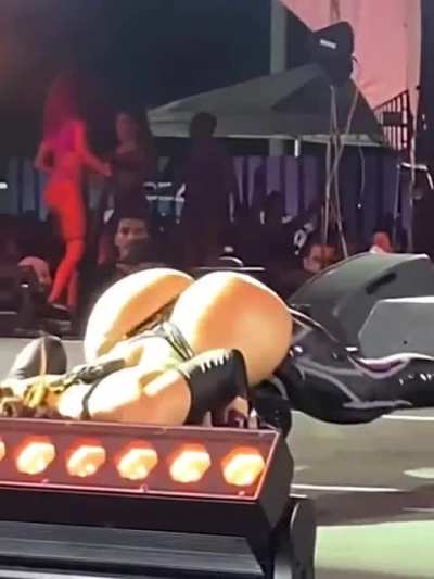 jiggling on stage
