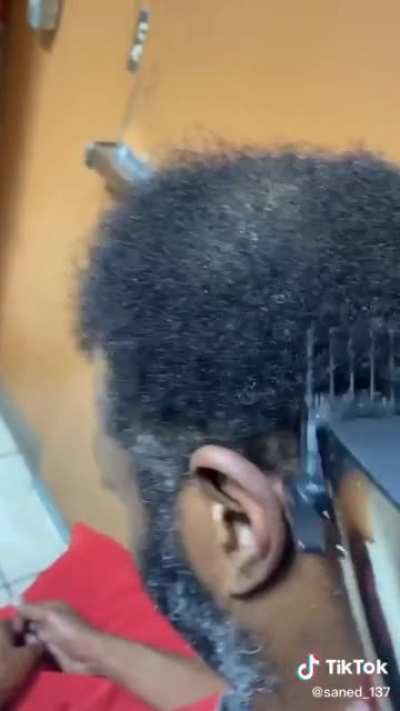 Guy tells man he&rsquo;s a barber &amp;amp; gives out free haircuts