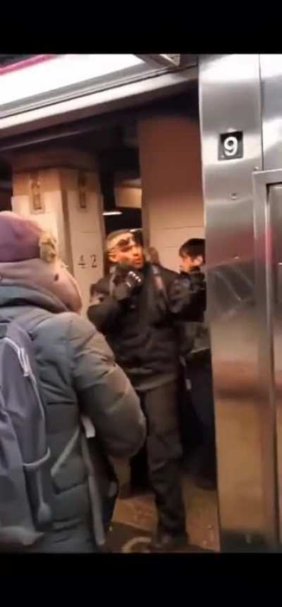 US Vet James Vasquez who allegedly fought in Ukraine calls out a Random dude on the Subway and catches the Fists of Fury