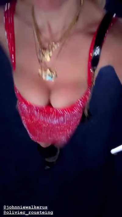 Red dress, video