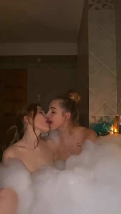 Tender kisses in the tub