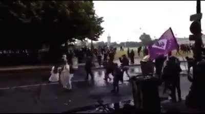Je poste cette vid&eacute;o m&ecirc;me si elle a d&eacute;j&agrave; &eacute;t&eacute; discut&eacute;e sur un autre fil. Je fais partie en effet de ceux qui on r&eacute;agi un peu trop vite &agrave; la vid&eacute;o montrant les policiers attaquant la soignante, qui s'apparente maintenant au vue de l'absence des &eacute;v&egrave;nements a
