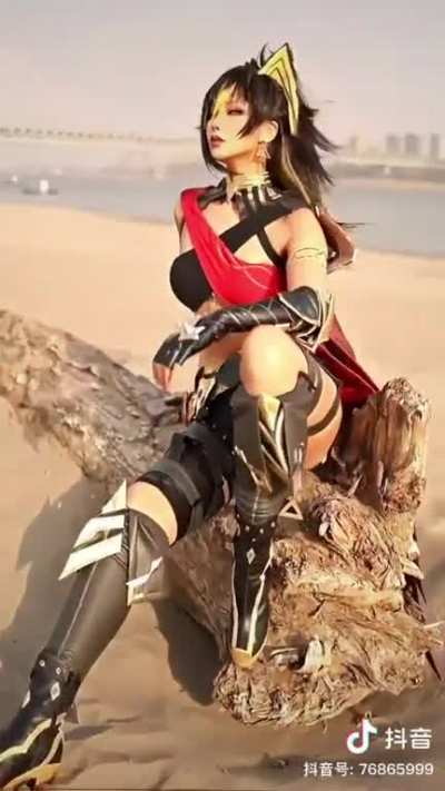 Found a nice cosplay of our queen