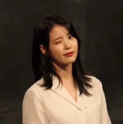 IU : 😉
