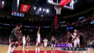 [Highlight] Jeremy Sochan, shooting under 50% from the line going into tonight, shoots the free throw with 1 hand