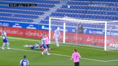 Alav&eacute;s - Barcelona 38' - Messi yellow card for protesting (kicks the ball), fouls on Messi and De Jong before