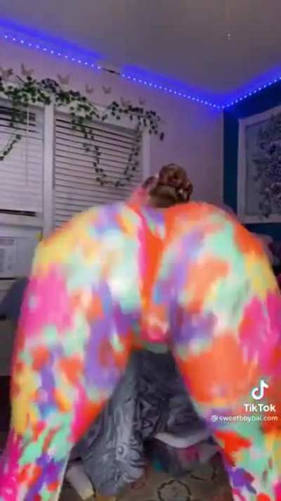 Phat ass white girl showing off