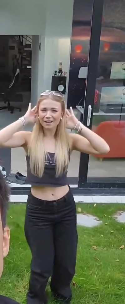 Julia Beautx schwingt die H&uuml;ften [Zoomed] [Upscaled] [60fps]