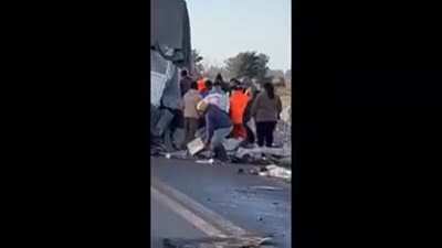 Automovilistas que quedaron atrapados en el embotellamiento saquearon la mercadería de un camión que chocó con otro en un puente de la Ruta 7