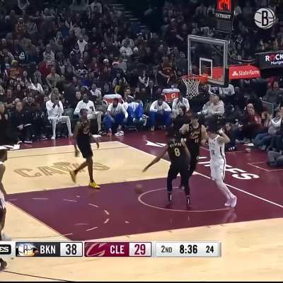 [Highlight] Ben Simmons takes Evan Mobley downlow and finishes with nice baby hook