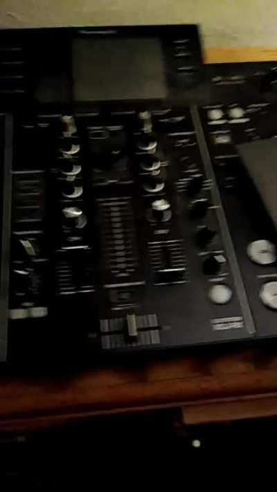 People are not sure about how fast they should pull the hands away from the knobs to be considered a pro DJ. We visualized the "hot stove" technique for you.