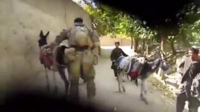 Footage of Taliban soldier terrorizing Afghan children. Pray for Afghanistan 😭🙏🏼