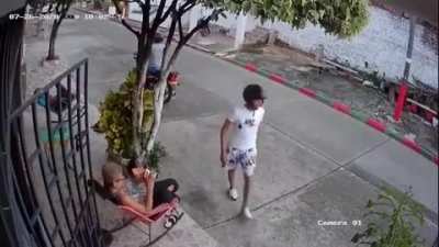 Bad idea to rob old people: they fight back