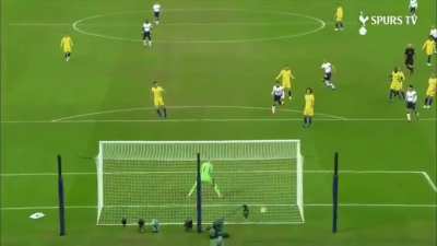 Kepa and long shots. [Source: @TY7TY74]
