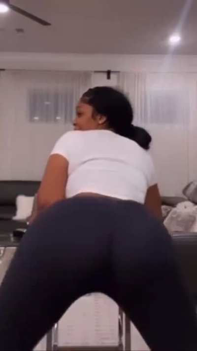 Sorry I&rsquo;m late😅 but I&rsquo;m back to make sure y&rsquo;all cumming for Ari😋
