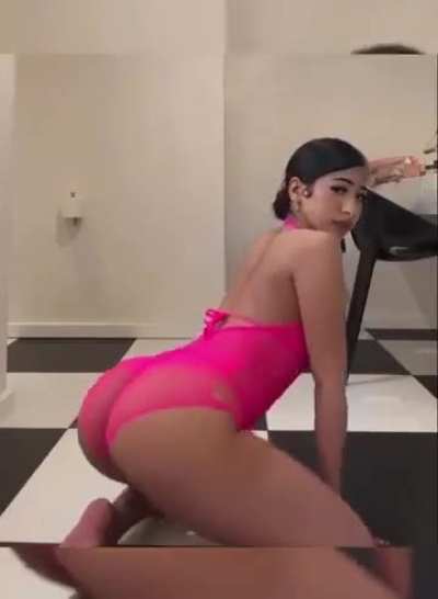 She love throwin that Lil mf