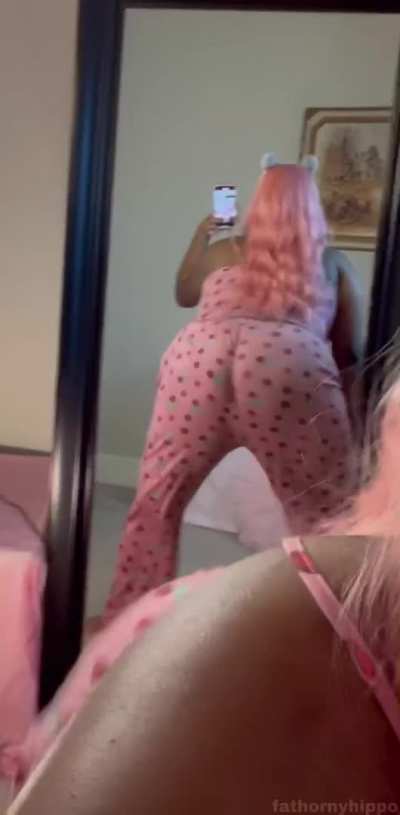 Twerking beginner. I hope you don&rsquo;t mind me practicing!