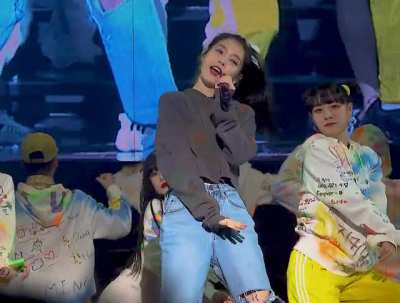 IU&rsquo;s body roll😍