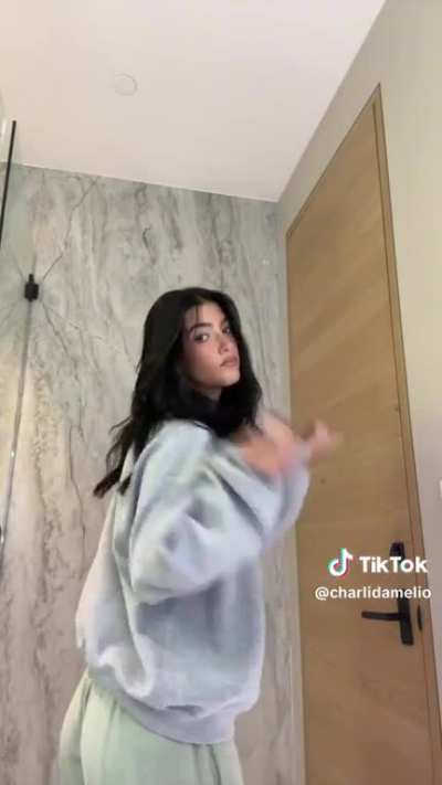 Charli 🍑