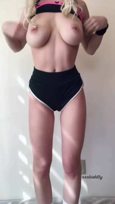 This sports bra hides a bigger drop than you&rsquo;d expect ;)