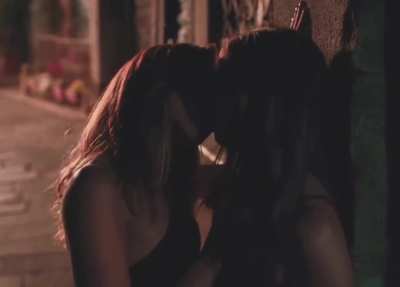 Aubrey Plaza Fingers Alison brie