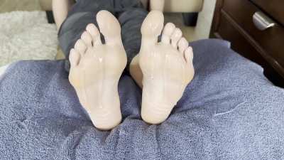 Do you like my soles when they&rsquo;re lubed up?