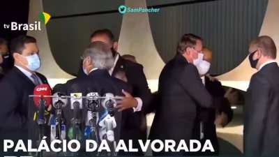 Na maior epidemia dos últimos tempos com distanciamento social sendo necessário, o que os nossos governantes fazem? Um abraço coletivo dos líderes do Executivo, da Câmara dos Deputado e do Senado Federal. Em qual lugar do mundo isso ocorre além do Brasil?