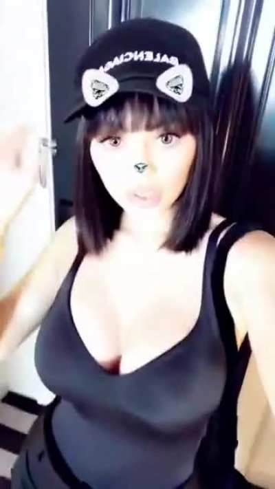 She&rsquo;s Been Busty Since Forever! Omg 😍😳
