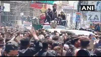 mOdI cAnT hAnDlE pAnDeMic 🤡🤡 : Norms of social distancing flouted during annual 'Bibi Ka Alam' Muharram procession in Hyderabad, Telangana