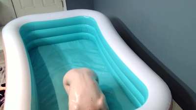 Shaking my bottom in some oil 