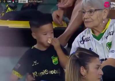 Este pequeño hincha tiene un video para toda su vida que vale mucho más que dinero, pero todavía no lo sabe:
