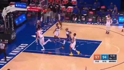 [Highlight] The Knicks turn defense into offense to the delight of Jon Stewart and Chris Rock