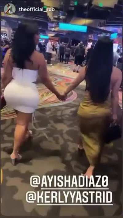 👭