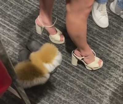 Fuck I need to worship every inch of those legs and feet 😵&zwj;💫😵&zwj;💫😵&zwj;💫