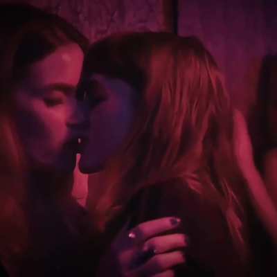 Natalia Dyer (Stranger things) and Rachel Keller tongue kissing