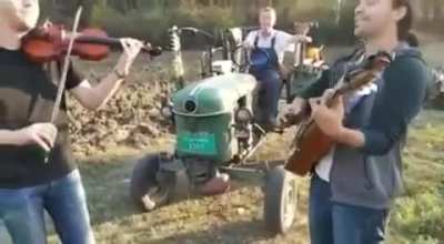 This tractor makes some nice sounds.