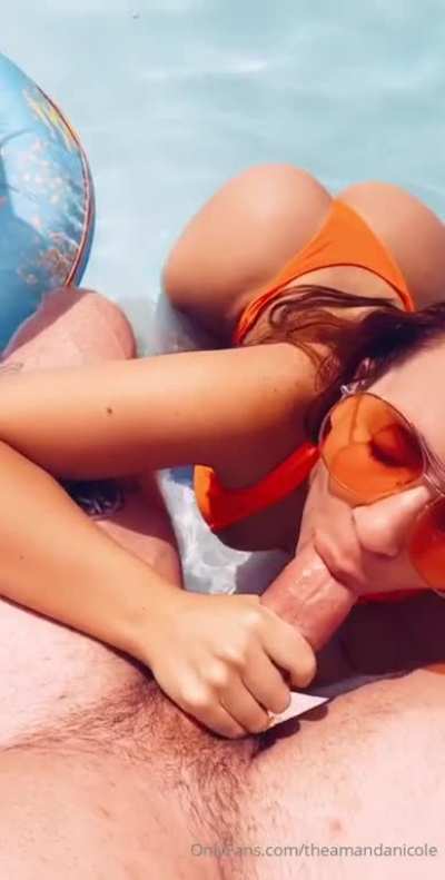 Poolside Sucking 💦💦