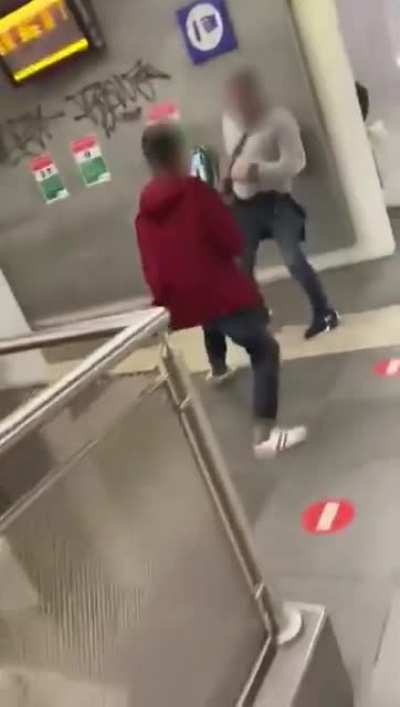 Homphobe assaults gay couple for kissing in public (Rome)
