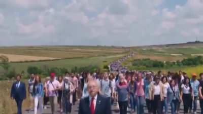 Atat&uuml;rk, halkını ve askeri birliklerini bir arada tutarak, birliğin g&uuml;c&uuml;n&uuml; kullanarak &uuml;lkeyi işgalcilerden kurtardı. Birlik olunca yapılamayacak, kazanılamayacak m&uuml;cadele yoktur.