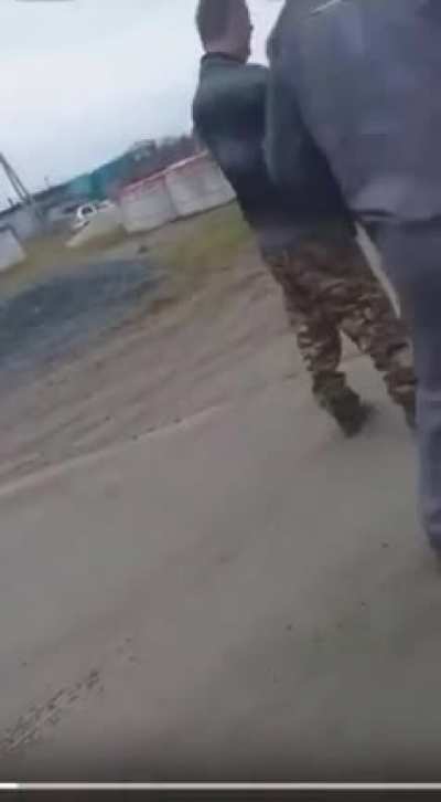 Участ<wbr>ники рядовой аварии в ХМАО начали выясн<wbr>ять отнош<wbr>ения. У одного из водит<wbr>елей оказа<wbr>лось с собой охотн<wbr>ичье ружье. - Давай, стрел<wbr>яй, нах.. - Пуф!