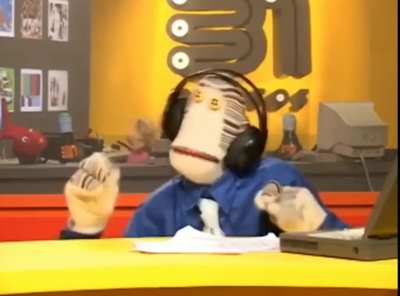 TULIO ESCUCHANDO UN TEMAZO.